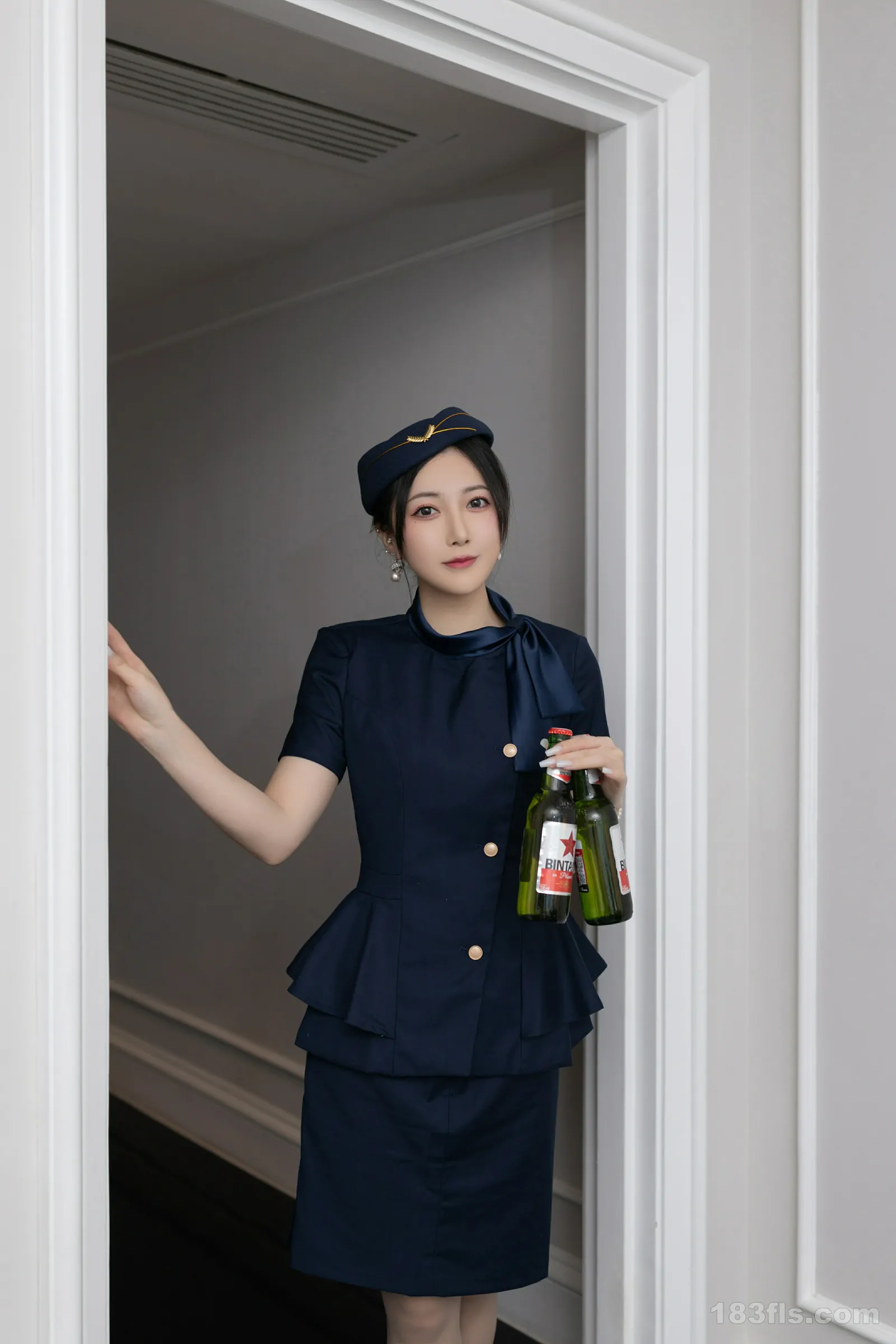 xiuren秀人网福利鱼子酱Fish大尺度私拍写真空姐-第6张图片-宅男套图吧